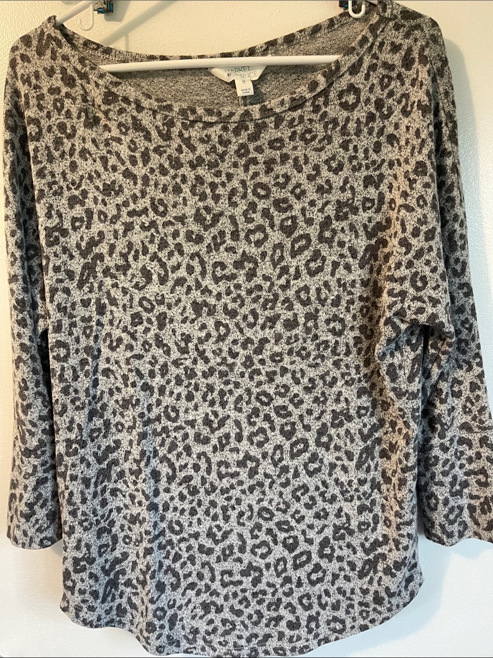 Market & Spruce Gray Leopard Print Long Sleeve Tee